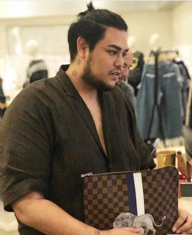Ivan Gunawan yang gaun rancangannya banyak dipakai artis Indonesia ini terlihat menenteng Louis Vuitton Savane Damier Ebene Lion Chapman Pochette seharga Rp 10 jutaan. Foto: Instagram
