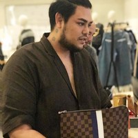 Ivan Gunawan yang gaun rancangannya banyak dipakai artis Indonesia ini terlihat menenteng Louis Vuitton Savane Damier Ebene Lion Chapman Pochette seharga Rp 10 jutaan. Foto: Instagram