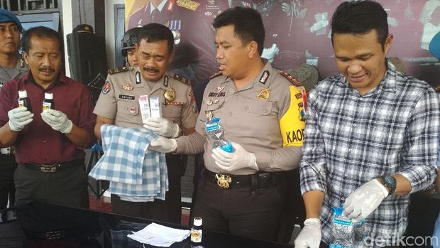 Barang bukti pelaku seks menyimpang yang diamankan polisi/