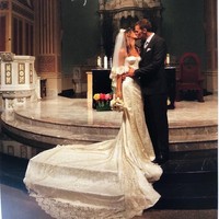 Gaun lace dengan train dramatis menjadi pilihan Gisele Bundchen saat dinikahi Tom Brady. Foto: Dok. Instagram