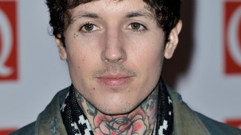 Vokalis band Bring Me The Horizon, Oliver Sykes, menulis di akun Twitter pribadinya bahwa Facebook tak ubahnya seperti tempat tergelap yang bisa diciptakan oleh media sosial. (Foto: GettyImages)