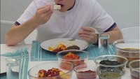 Nyam! Lahap banget makannya nih. Btw lauknya kok banyak banget ya dan hampir semuanya makanan berminyak dan pedas. Nggak takut sakit tenggorokan tuh? Foto: instagram @stefannwilliam