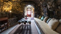 Spanyol juga memiliki penginapan gua yang berada di Pulau Gran Canaria. Namanya GC32 Loft Cave Sea Views, sesuai dengan namanya penginapan ini menawarkan dekorasi gua yang cantik dengan pemandangan laut yang indah. (Trip Advisor)