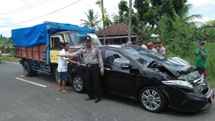 Kecelakaan Beruntun, Plt Kadispendukcapil Blitar Terluka