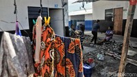 Sebanyak 88 KK dengan total kurang lebih 300 warga menempati shelter tersebut.