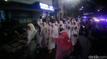 Foto: Begini Gaya Pendukung Cagub Jatim di Luar Arena Debat