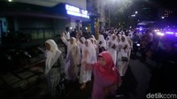 Pendukung paslon Khofifah berjalan kaki sambil bersalawat/Foto: Deni Prasetyo Utomo