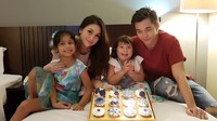 Ulang tahun Stefan dirayakan bersama Celine, putri pertama dan anak angkatnya. Semoga panjaang umur ya Stefan. Ayo tiup lilinnya! Foto: instagram @stefannwilliam