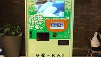 Vending machine milik Yo-Kai Express ini menyediakan ramen dengan beragam pilihan rasa. Pembeli juga tidak perlu repot menyeduh ramen yang sudah dibeli. Karena mesin ini bisa langsung memanaskan ramen instan yang dipilih pembeli. waktu yang dibutuhkan untuk mendapat semangkuk ramen hangat juga tidak lama. Hanya 45 detik! Ide ini mucul dari sang pemilik Yo-Kai Express bernama Andy Lin. Saat ini vending machine yang menyediakan ramen siap saji ini ada banyak di beberapa wilayah di Amerika Serikat. Seperti Chicago, Austin, Boston, dan Miami.Foto: Istimewa