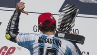 Rossi, penggemar berat sepakbola, naik podium teratas di Autodromo Termas de Rio Hondo 2015 dengan mengenakan jersey Maradona, sosok legenda sepakbola di Argentina. (Foto: Mirco Lazzari gp/Getty Images)