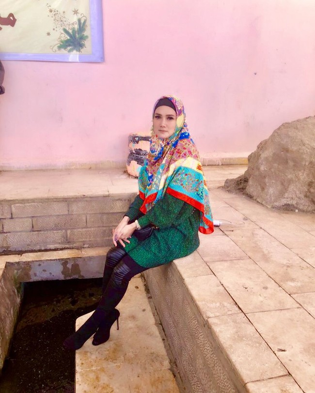 Mulan Jameela memadukan knitwear oversized tersebut dengan celana legging. Ia pun tetap hits memakai sepatu heels runcing berwarna hitam dan kembali memakai clutch dari Chanel. Foto: Instagram/MulanJameela1