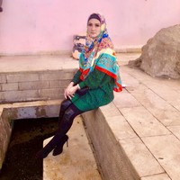 Mulan Jameela memadukan knitwear oversized tersebut dengan celana legging. Ia pun tetap hits memakai sepatu heels runcing berwarna hitam dan kembali memakai clutch dari Chanel. Foto: Instagram/MulanJameela1