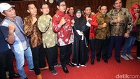 Wakil Komisi IV DPR, Viva Yoga Mauladi mencium adanya permainan kartel dibalik meroketnya harga bawang putih di pasaran. Orientasi para kartel itu tentu saja hanya keuntungan besar.