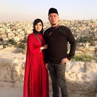 Penampilannya semakin cantik dengan hijab berwarna hitam dengan ciput berpotongan asimetris. Ia pun memakai clutch dari Chanel yang membuat penampilannya semakin mewah. Foto: Instagram/MulanJameela1