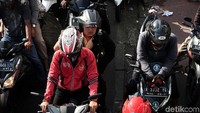 Para pengendara sepeda motor terjebak kemacetan di kawasan Matraman.