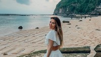 Masih di lokasi yang sama, Crystal juga menuliskan kecintaanya pada Pulau Dewata Bali. Malah, Crystal bilang tidak ingin pulang dari Bali (crystalhefner/Instagram)