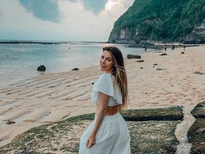 Foto Liburan Istri Mendiang Bos Playboy di Bali