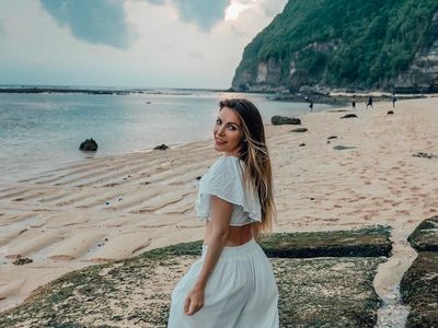 Foto Liburan Istri Mendiang Bos Playboy di Bali