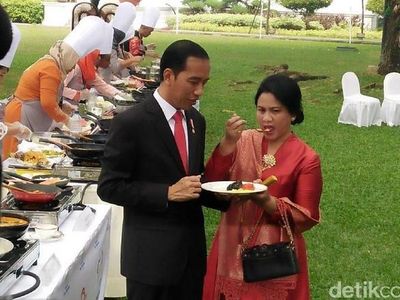 Potret Iriana Jokowi Saat Menenteng Minuman dan Makan Bareng Donald Trump