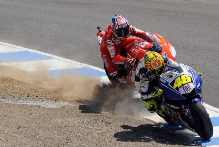 Italian MotoGP rider Valentino Rossi (N°46) on his Fiat Yamaha, leads in front of Australian Casey Stoner on his Ducati, during the Red Bull US Grand Prix in Laguna Seca, California, July 20, 2008. Rossi won the race, Casey Stoner took the second place and Chris Vermeulen the third.  AFP PHOTO GABRIEL BOUYS / AFP PHOTO / GABRIEL BOUYS