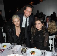 Dasha pun cukup dekat dengan Karlie Kloss. Pertemanan mereka terjadi setelah pengusaha cantik itu bekerjasama dengan Josh Kushner, kekasih dari Karlie yang juga merupakan adik ipar Ivanka Trump.  Foto: Getty Images