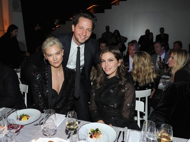 Dasha pun cukup dekat dengan Karlie Kloss. Pertemanan mereka terjadi setelah pengusaha cantik itu bekerjasama dengan Josh Kushner, kekasih dari Karlie yang juga merupakan adik ipar Ivanka Trump.  Foto: Getty Images