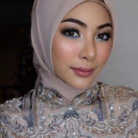Tampil memakai hijab Ivan Gunawan, Faye mendapatkan riasan glamour dari makeup artist Indonesia, TEDZAmakeup. Riasan mata smokey eyes membuat matanya jadi lebih tegas. Foto: Instagram