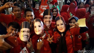 Foto: Begini Gaya Pendukung Cagub Jatim di Luar Arena Debat