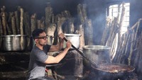 Kalau ini pegawai Gudeg Yuk Djum, mungkin sudah dipecat. Masa ngaduk areh macam dayung sampan. tulis Indra pada foto saat dirinya ngaduk areh di dapur Yu Djum, Jogja. Foto: instagram @indraherlambang