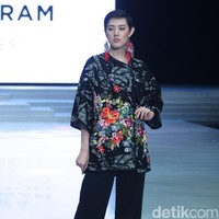 Fashion show Malik Moestaram di Indonesia Fashion Week 2018 ini mengangkat tema Peintures Anciennes di Jakarta Convention Center. Sabtu [31/3/2018]. [Foto: Mohammad Abduh/Wolipop]