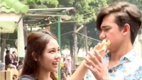 Kalau dilihat dari ekspresi wajah aktor tampan Indonesia ini, ia tidak suka dengan apa yang disuap Vanesha pada dirinya. Apa ya yang diberikan Vanesha pada Adipati ini? Foto: Instagram @adipativanesha_fc