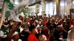 Foto: Begini Gaya Pendukung Cagub Jatim di Luar Arena Debat