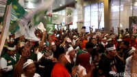 Meski saling serang dengan yel.. yel, namun para pendiukung kedua paslon tetap tertib/Foto: Zaenal Effendi