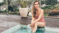 Berumur 31 tahun, Crystal tentunya masih gemar traveling seperti wanita seumurannya. Pada bulan Februari kemarin misalnya, Crystal diketahui berlibur ke Pulau Dewata Bali (crystalhefner/Instagram)