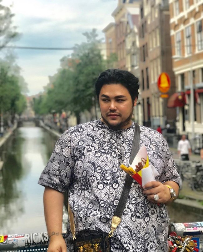 Merek branded berikutnya yang koleksi tasnya juga dipunya Ivan Gunawan adalah Louis Vuitton. Saat liburan ke Eropa, Ivan tampil kekinian membawa tas Louis Vuitton seri Petite Malle seharga US$ 5.500 atau sekitar Rp 75,7 juta. Foto: Instagram