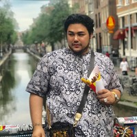 Merek branded berikutnya yang koleksi tasnya juga dipunya Ivan Gunawan adalah Louis Vuitton. Saat liburan ke Eropa, Ivan tampil kekinian membawa tas Louis Vuitton seri Petite Malle seharga US$ 5.500 atau sekitar Rp 75,7 juta. Foto: Instagram