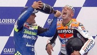 Selepas Biaggi, Rossi memiliki Sete Gibernau yang jadi rival sengitnya. Awalnya, hubungan Rossi dengan pria Spanyol itu tampak baik-baik saja dan mereka pun dikabarkan sering party bersama. (Foto: JOE KLAMAR/AFP)