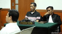 Dwi Djoko Wiwoho mendengarkan keterangan saksi.