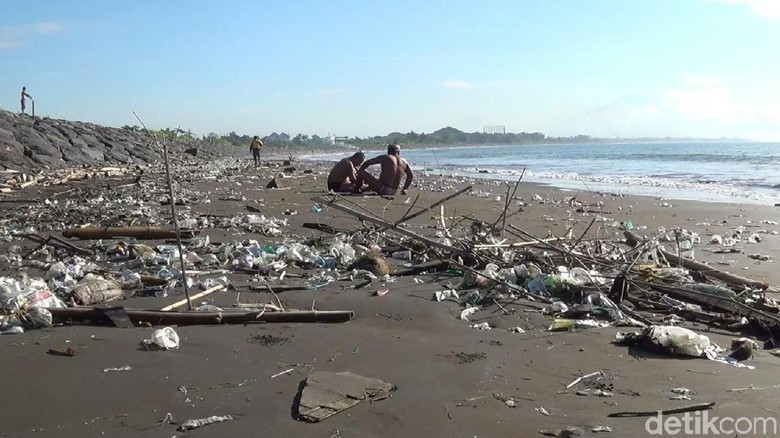 Setelah Kuta Pantai Sanur Kini Yang Diserbu Sampah