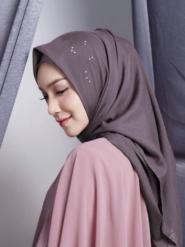 Bosan dengan Hijab Motif? Coba 3 Inovasi Desain Hijab Segi Empat Ini