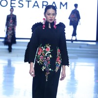 Fashion show Malik Moestaram di Indonesia Fashion Week 2018 ini mengangkat tema Peintures Anciennes di Jakarta Convention Center. Sabtu [31/3/2018]. [Foto: Mohammad Abduh/Wolipop]