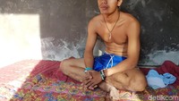 Bona adalah anak ke 6 dari 7 bersaudara, putra pasangan Maman dan Otimah. Ia hanya lulusan tsanawiyyah (setingkat dengan SMP). Ia masih punya mimpi untuk meneruskan sekolah paket C agar bisa kuliah dan mempunyai kerja yang layak/Foto: Syahdan Alamsyah
