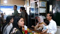 Di sela-sela kesibukannya sebagai Ibu Negara, Iriana tetap menjalankan perannya sebagai Ibu keluarga. Bersama Jokowi, Iriana menikmati hangatnya Soto Gading di Solo. Foto: Instagram @jokowi