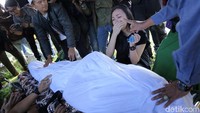 Tangis pilu kekasih Andika Kerispatih. Foto: Hanif Hawari/detikHOT