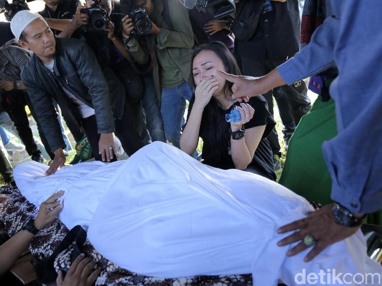 Foto: Pacar melihat jenazah Andika Kerispatih (Hanif Hawari/detikHOT) Foto: Pacar melihat jenazah Andika Kerispatih (Hanif Hawari/detikHOT)