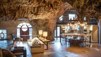 Pengalaman menginap di gua bisa dirasakan di Unique Beckham Cave Home yang berada di Parthenon, Arkansas, USA. Penginapan ini berada tebing batu dengan interior di dalamnya yang super nyaman. (Beckham Cave)