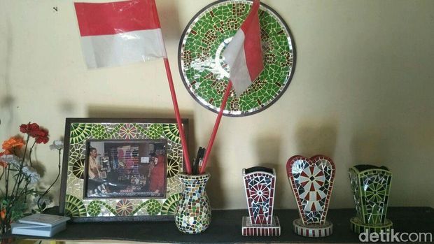Kerajinan mosaik limbah kaca di Bantul-DIY