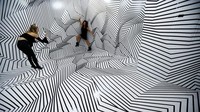 Museum Selfie telah di buka di Los Angeles, Amerika Serikat. Musum ini cocok untuk kamu yang suka foto selfie. (Mario Anzuoni / Reuters)  