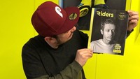 Uccio mempromosikan majalah yang sedang mengupas tentang perjalanan karier Rossi. (Foto: instagram @uccioyello46)