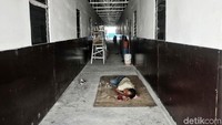 Antar-shelter juga dibatasi papan tripleks. Setiap blok, shelter dibuat dalam dua baris yang dipisahkan satu jalan kecil.